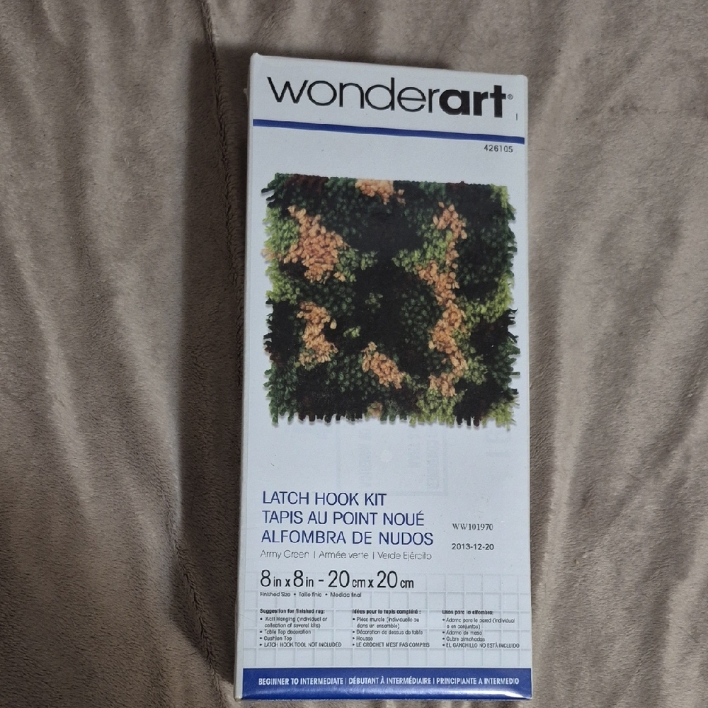 WonderArt Latch Hook Kit - Green and Black